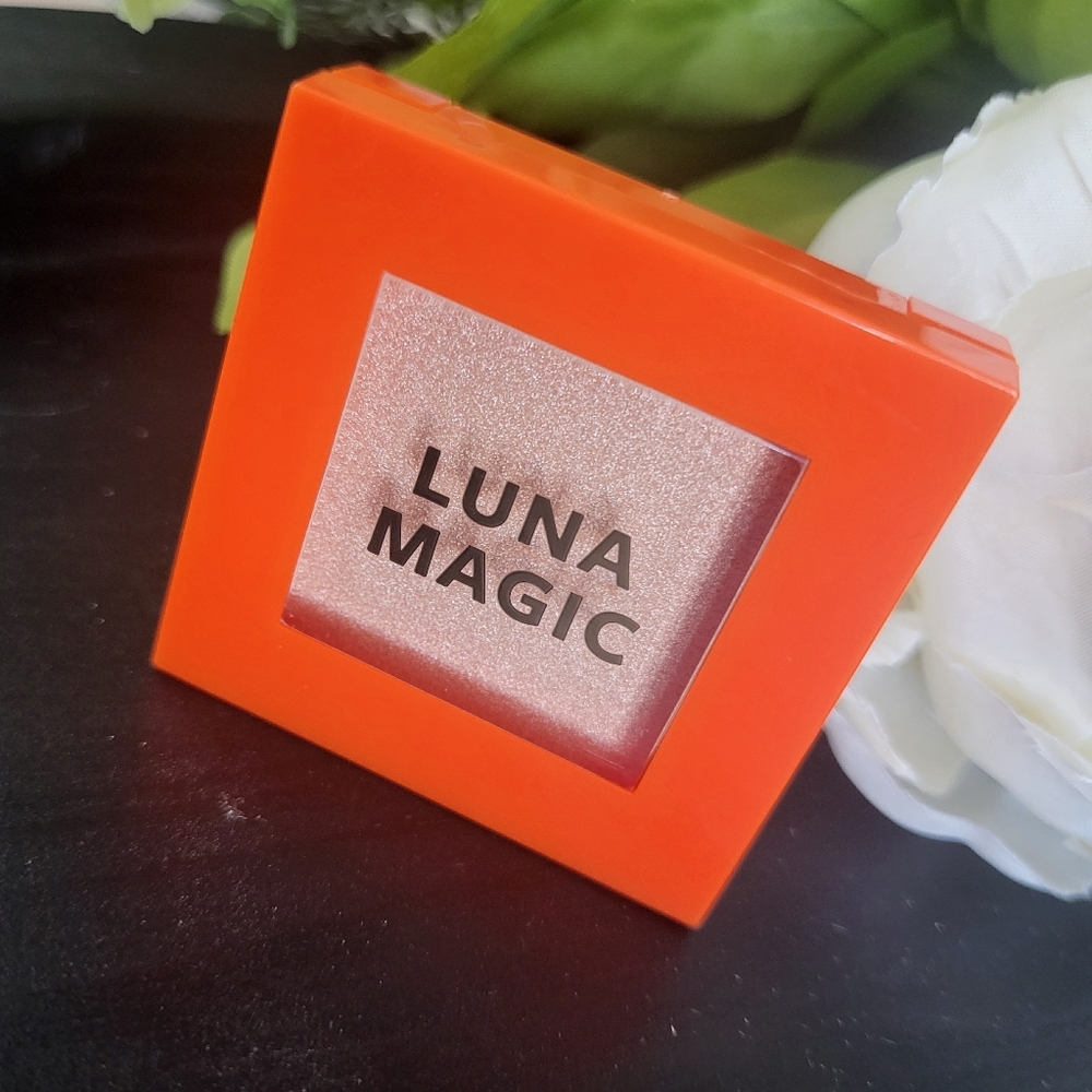 😍 NEW Luna Magic Compact Highlighter Shade Tulum Fair/Medium Skin Mini